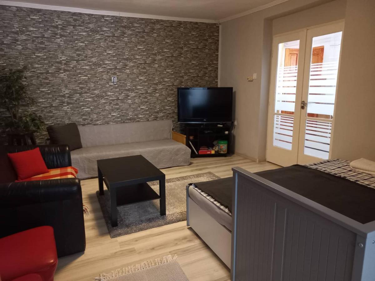 Rozsa Vendeghaz Apartment
